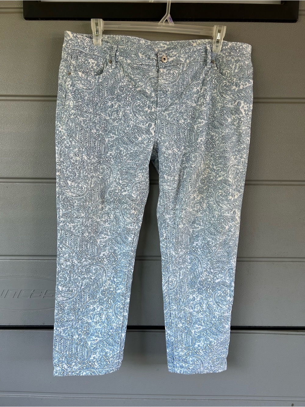 Liz Claiborne Light Blue Paisley Cropped Jeans